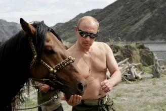 Meztelen felsőtest, macsóskodás, kutyák, fegyverek – 70 éves Vlagyimir Putyin