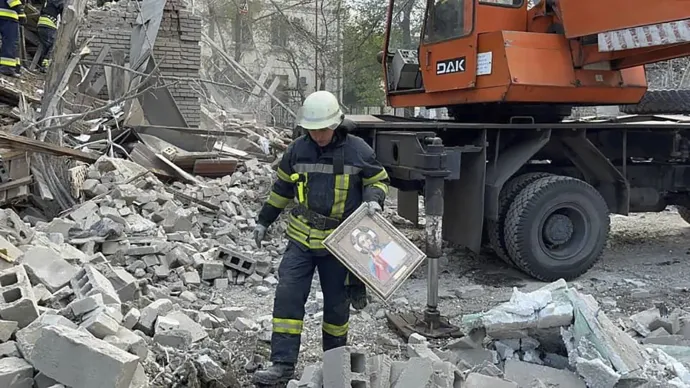 Az Ukrán Állami Katasztrófaelhárító Szolgálat által közreadott képen orosz tüzérségi támadásban megsérült épületnél dolgozik egy mentő a délkelet-ukrajnai Zaporizzsjában 2022. október 6-án. Fotó: Ukrán Állami Katasztrófaelhárító Szolgálat / MTI / AP