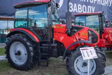 Sötétített üvegű traktorral lepte meg Putyint születésnapjára Lukasenko