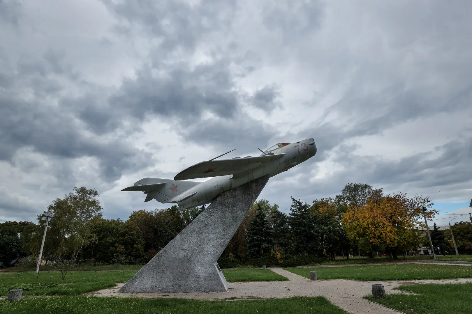Szovjet katonai emlékmű Kramatorszkban, az ország legnagyobb nehézgépgyára, az NKMZ közelében – Fotó: Huszti István / Telex