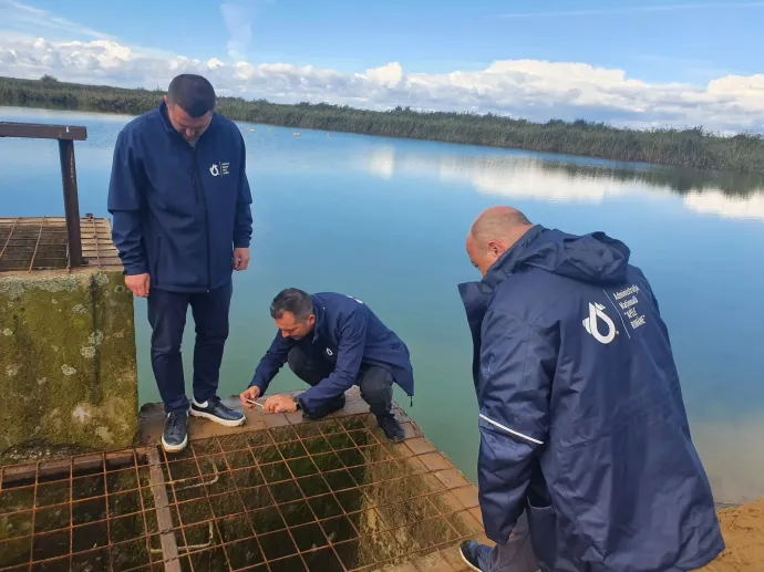 A román vízügyek szakemberei ellenőrzik a gátakat – Fotó: Tánczos Barna Facebook oldala