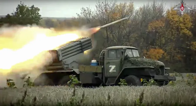 Az orosz védelmi minisztérium által 2022. október 4-én közreadott képen orosz katonák Grad rakétavetővel lőnek ukrán állásokat egy meg nem nevezett helyszínen – Fotó: Orosz Védelmi Minisztérium / MTI / AP 