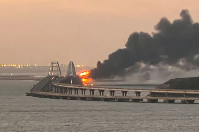 Egy robbanás után lángolt a Kercsi-szoroson átívelő krími híd, egy része beomlott