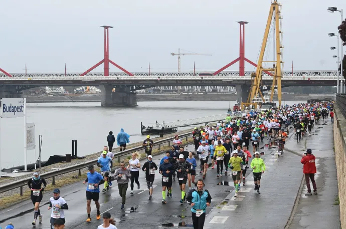 A 36. SPAR Budapest Maraton Fesztivál maratoni távjának résztvevői a Henryk Slawik rakparton 2021. október 10-én – Fotó: MTI / Bruzák Noémi