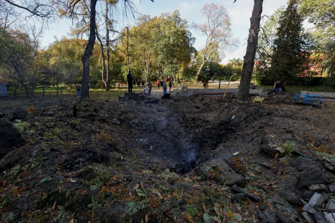 Egy játszótérre becsapódott rakéta által robbantott kráter Kijevben az október 10-i támadás után – Fotó: Valentyn Ogirenko / Reuters