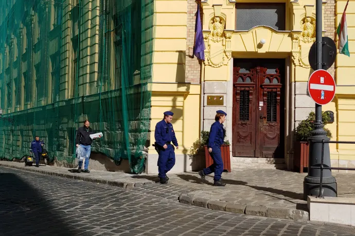 Rendőrök távoznak a helyszínről – Fotó: Zách Dániel / Telex