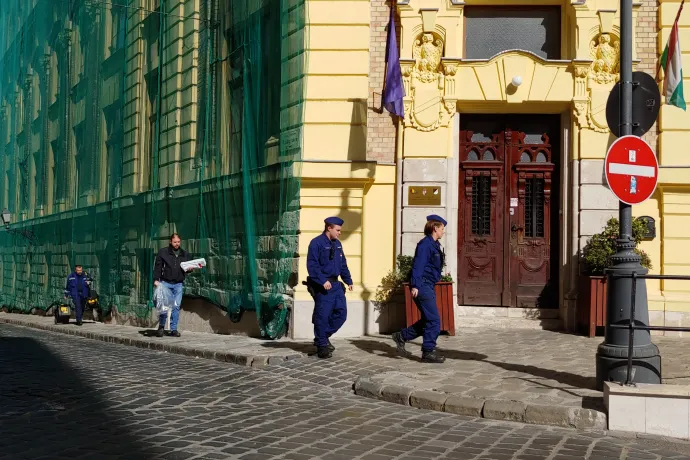 Kalapács és olló is volt a budapesti középiskolai késelőnél