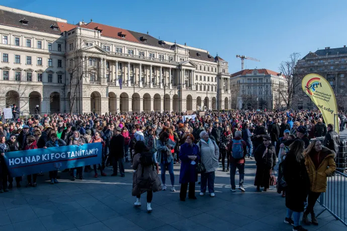 Külföldön tanuló hallgatók álltak ki nyílt levélben egykori tanáraik mellett