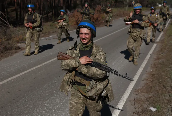 Ukrán katonák járőröznek a kelet-ukrajnai Szvjatohirszk külterületén 2022. október 7-én – Fotó: Anatolii Stepanov / AFP