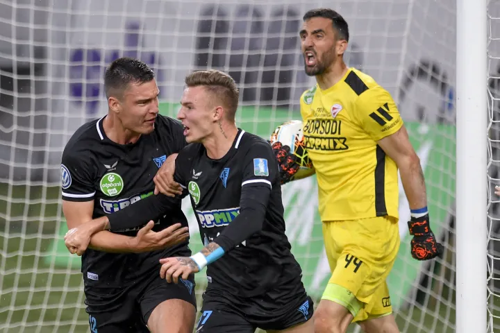 A gólszerző zalaegerszegi Bolla Bendegúz (k) és csapattársa, Bobál Gergely, valamint a diósgyőri Branislav Danilovic a labdarúgó OTP Bank Liga Diósgyőri VTK–ZTE FC mérkőzésén, a diósgyőri DVTK Stadionban, 2020. június 10-én – Fotó: Czeglédi Zsolt / MTI