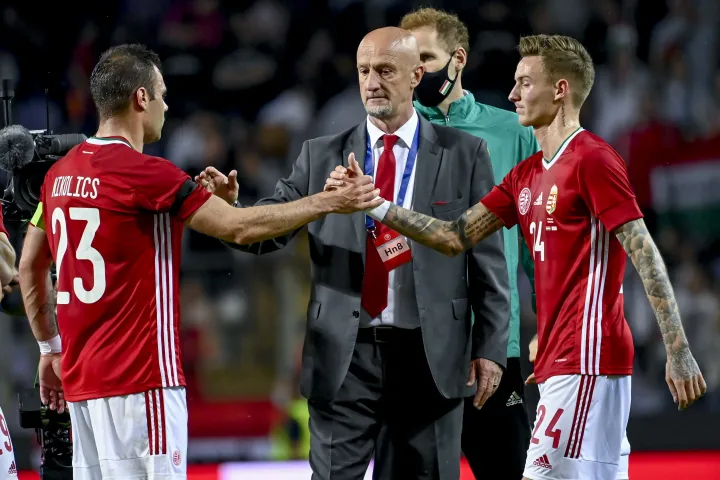 Nemanja Nikolic, Bolla Bendegúz és Marco Rossi, a magyar válogatott a Magyarország–Ciprus barátságos labdarúgó-mérkőzés végén Budapesten, a Szusza Ferenc Stadionban, 2021. június 4-én – Fotó: Kovács Tamás / MTI