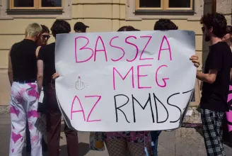 Az LMBTQI-közösség tagjait megbélyegző törvénytervezet ellen vonulnak utcára Bukarestben