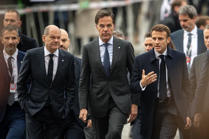 Olaf Scholz német kancellár, Mark Rutte Holland miniszterelnök és Emmanuel Macron francia elnök érkeznek az európai csúcsra 2022. október 7-én, Prágában – Fotó: Lukas Kabon / Anadolu Agency / Getty Images