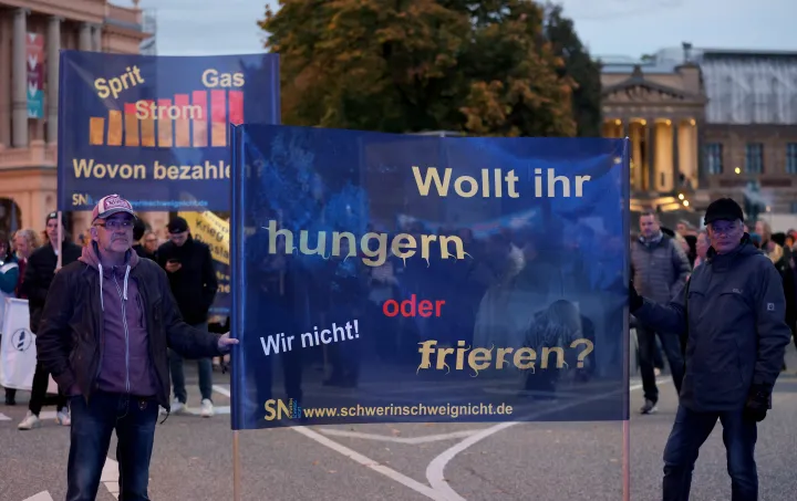 Az energiaárak és az infláció miatt tüntetők Mecklenburg-Elő-Pomeránia tartományi fővárosában, Schwerinben 2022. október 10-én. A transzparensen a felirat: "Éhezni akartok vagy megfagyni? Mi egyiket sem!" – Fotó: Bernd Wüstneck / dpa / AFP
