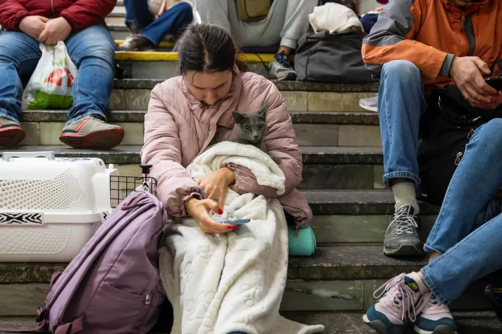 Kijeviek keresnek menedéket a metróaluljárókban a légicsapásokat követően – Fotó: Viacheslav Ratynskyi / Reuters