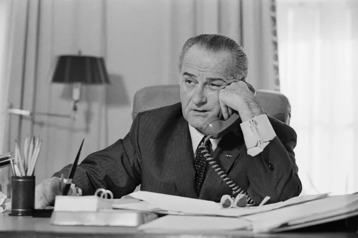 Az amerikai elnök, aki még a vécére is beengedte az újságírókat, miközben rajta ült