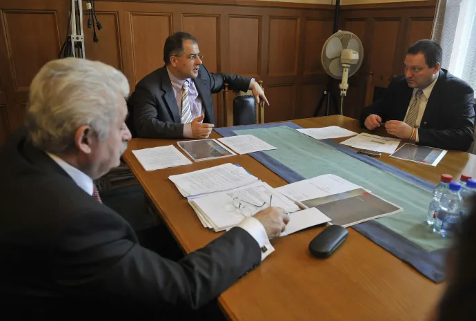 Kósa Lajosnak, a Fidesz ügyvezető alelnökének, Fónagy Jánosnak, a Nemzeti Fejlesztési Minisztérium parlamenti államtitkárának és Németh Szilárdnak, a Fidesz rezsicsökkentéssel foglalkozó munkacsoportja tagjának tanácskozása a Parlamentben, 2013. február 19-én – Fotó: Bruzák Noémi / MTI