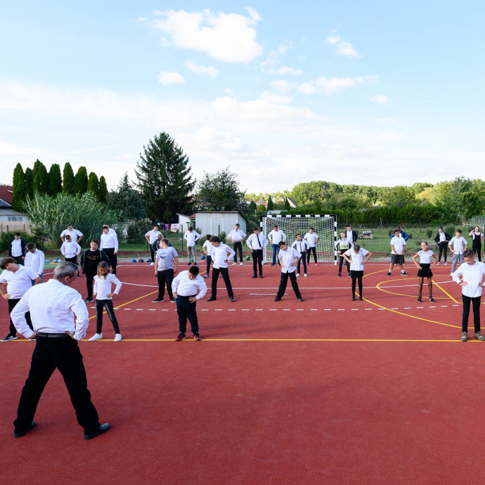 A magyar oktatás sarkon fordult egy verseny közepén, és az ellenkező irányba fut