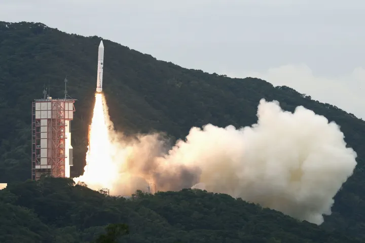 Műholdakat szállító űrrakétát kellett megsemmisíteni a startja után Japánban
