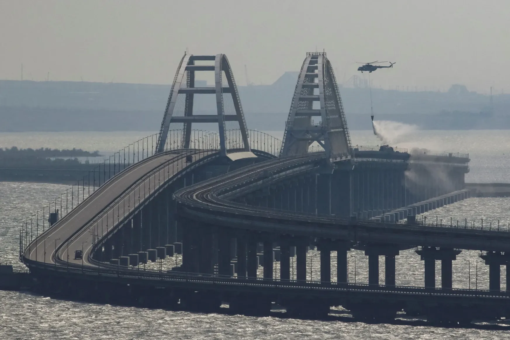 Csőbe húzott kamionos? Titkos ukrán rakéta? – még mindig sorjáznak az elméletek a kercsi híd felrobbantásáról