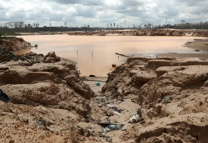 Egy felszámolt illegális aranybánya után maradt mérgező tó és szemét Peru Madre de Dios régiójában – Fotó: Guadalupe Pardo / AFP