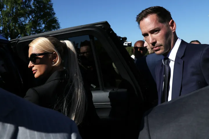 Paris Hilton egy sajtótájékoztatón távozik Washingtonban, ahol a gyerekbántalmazás ellen és gyerekek jogainak védelmében szólalt fel – Fotó: Alex Wong / Getty Images