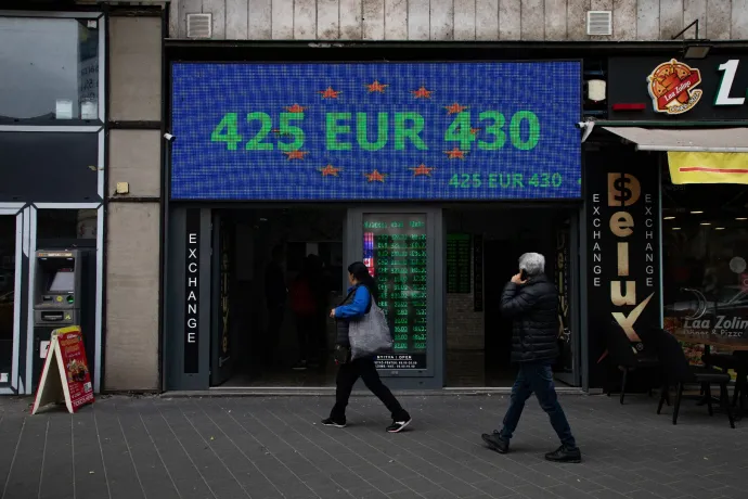 431 fölé ment az euró ára, a dollár is elérte a 445-öt