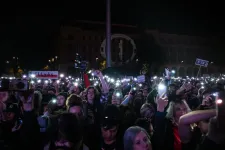 Eltűntek a tankerületek telefonszámai a honlapról, mert százával kaptak gyalázkodó hívásokat