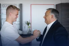 Orbán meglátogatta a Berlinben focizó Schäfer Andrást, a klub drukkerei nem vették jó néven