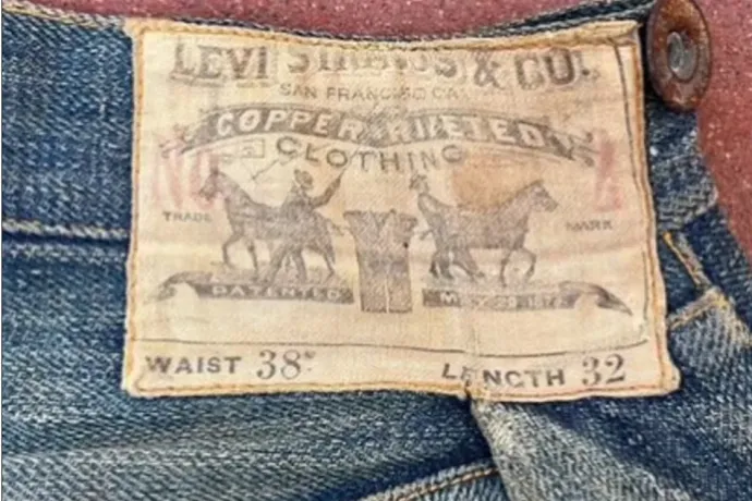 Valaki 38 millió forintnyi dollárt adott egy 140 éves Levi's farmerért