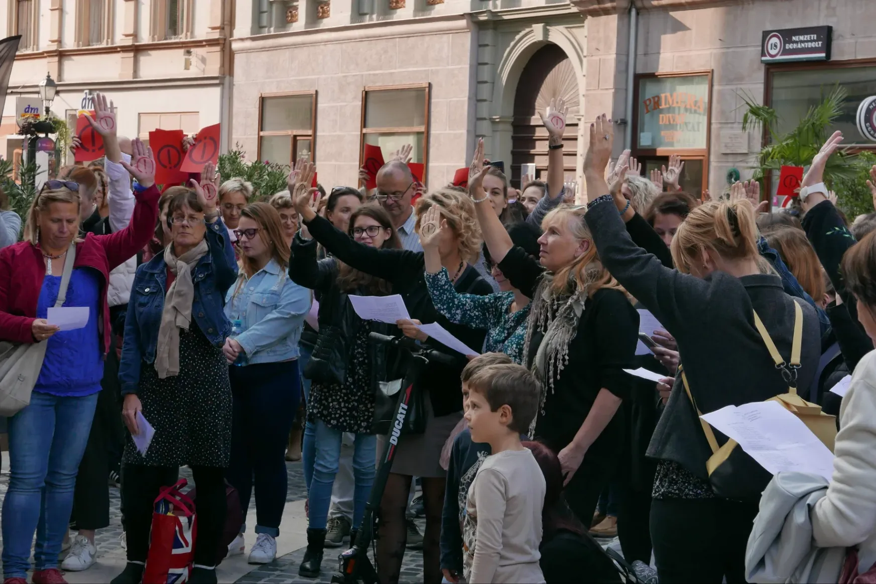 Több mint száz pedagógus szerenádozott a Pécsi Tankerületi Központ előtt
