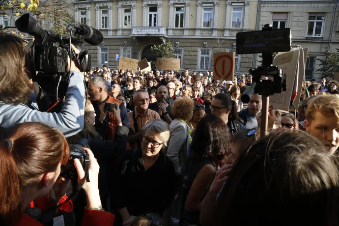 Legalább ezren voltak a Belső-Pesti Tankerületi Központ előtti tiltakozáson