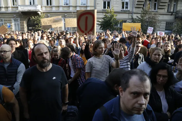 Legalább ezren voltak a Belső-Pesti Tankerületi Központ előtti tiltakozáson