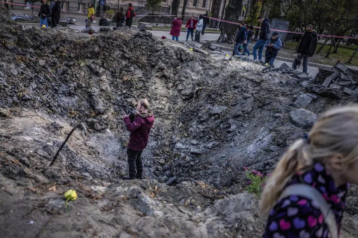 Rakétabecsapódás nyoma egy kijevi parkban 2022. október 12-én – Fotó: Jose Colon / Anadolu Agency / Anadolu Agency via AFP