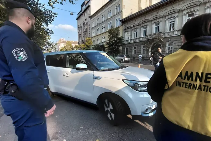 A tankerületi vezető ellen tüntetők segítettek kiállni egy autónak, amit lehet, hogy Marosi Beatrix vezetett