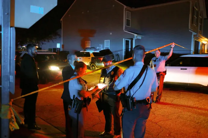 Rendőrök a tettes elfogásának helyszínén, Raleigh-ben 2022. október 13-án, miután egy ámokfutó lövöldözött és öt embert megölt az észak-karolinai főváros sétaútján – Fotó: Veasey Conway / EPA / MTI