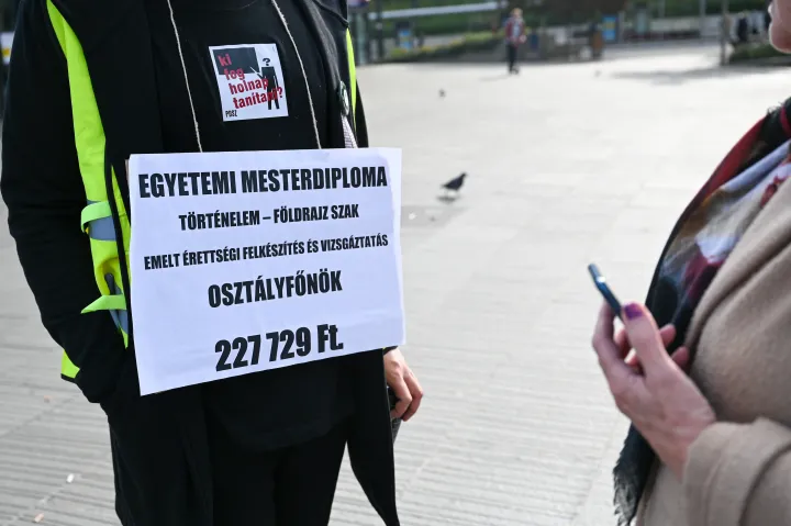 Egy pedagógus a Széll Kálmán téri fogadóórán – Fotó: Melegh Noémi Napsugár / Telex