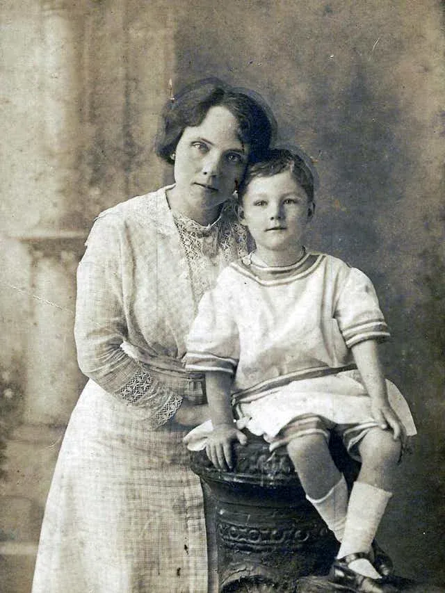 Julia Anderson és fia, Bruce Anderson 1912-ben – Fotó: Ismeretlen szerző képe / Wikipedia