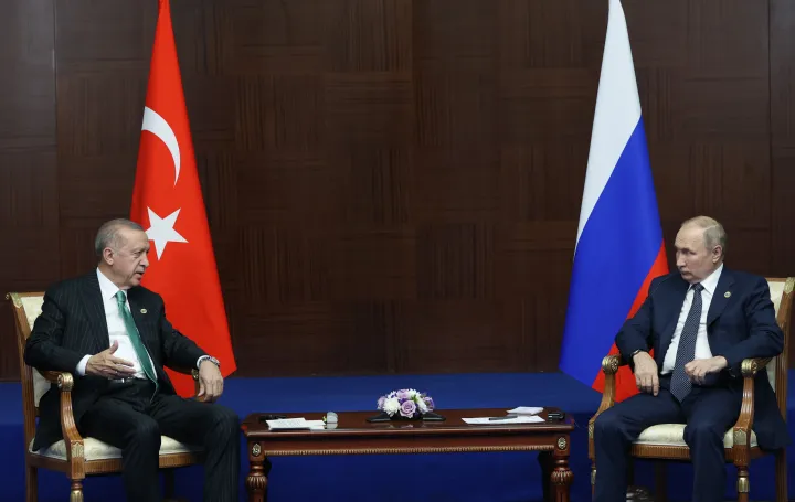 Erdogan török elnök és Vlagyimir Putyin orosz elnök találkozója a kazahsztáni Asztanában 2022. október 13-án – Murat Kula / Anadolu Agency / Getty Images