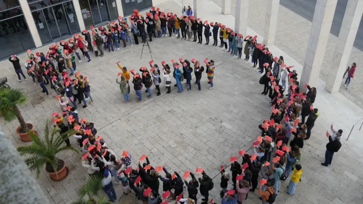 A flashmob of parents and students in Budaörs, forming the encircled exclamation mark which has become the symbol of the protests – Reader photo / Telex