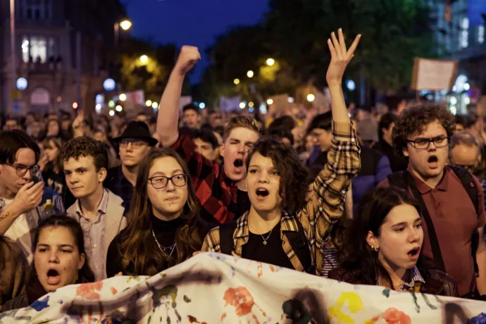 A fenyegető leveleket elégették, Pintér papírszobrát propagandalapokkal megdobálták