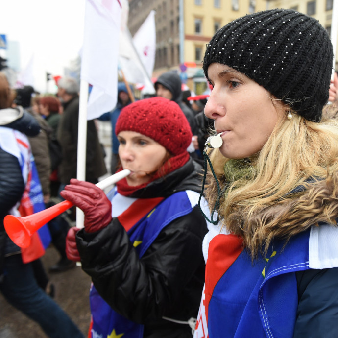 Nem csak béremelésért, az osztályok létszámkorlátozásáért és jobb tankönyvellátásért is tüntetnek a lengyel tanárok