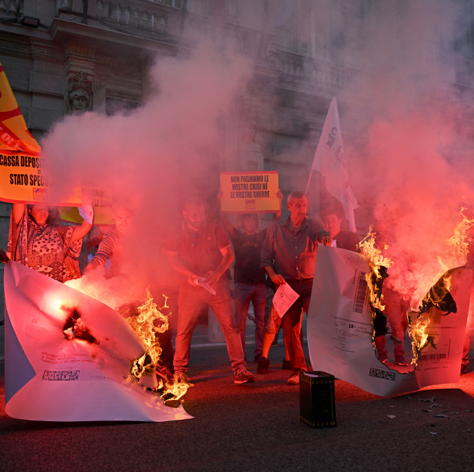 Rezsiszámlák égetésével tüntetnek több európai országban az elszálló energiaárak miatt