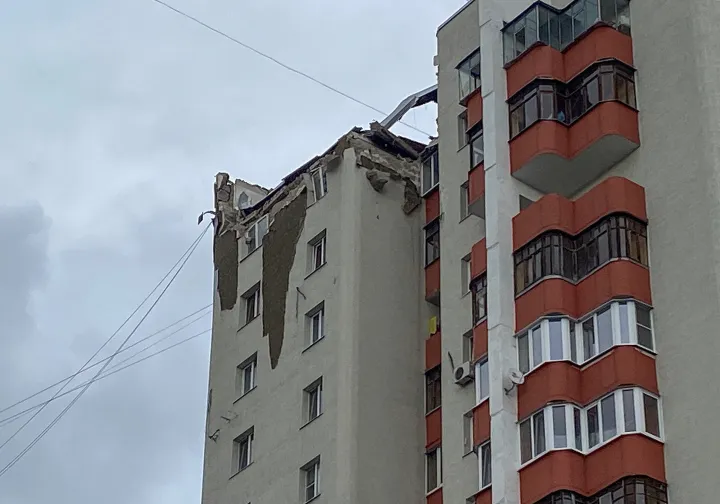 Belgorod kormányzója szerint az ukrán fegyveres erők lövései rongálták meg az épületet október 13-án – Fotó: Stringer / Reuters
