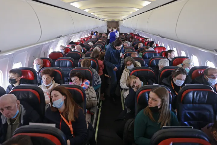 Ukrajnai zsidó menekültek egy Izraelbe tartó repülőgépen 2022. március 10-én – Fotó: Menahem Kahana / AFP 