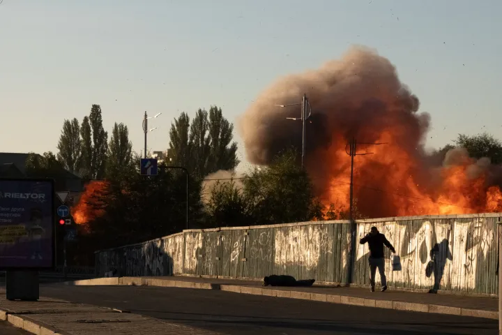 Dróntámadás Kijevben a becsapódás utáni pillanatban – Fotó: Yasuyoshi Chiba / AFP