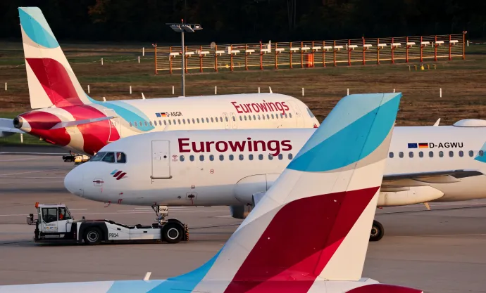 A Lufthansa Eurowings diszkont légitársaságának repülőgépei állnak a Köln-Bonn repülőtér aszfaltján, miközben az Eurowings pilótái háromnapos sztrájkba léptek 2022. október 17-én – REUTERS/Thilo Schmuelgen