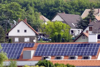 Felfüggesztik a napelemes pályázat következő körét, miközben a kormány szerint tovább erősödik a magyar háztartások energiabiztonsága