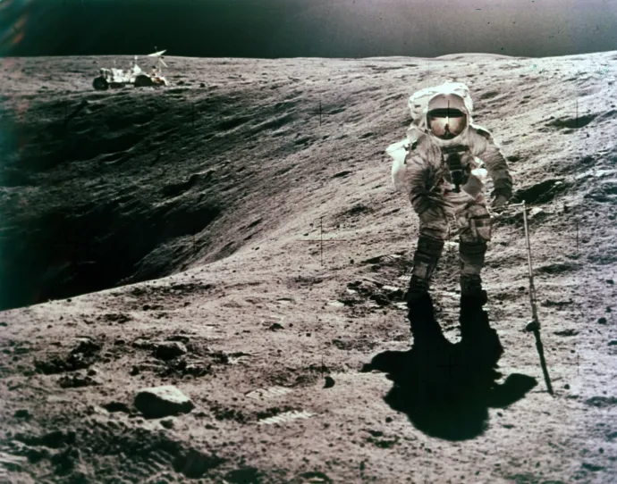 Charles Duke, az Apollo–16 űrhajósa holdfelszíni talajmintát gyűjt a Descartes leszállóhelyen, a Plum kráter peremén, 1972 áprilisában – Fotó: Heritage Images / Getty Images