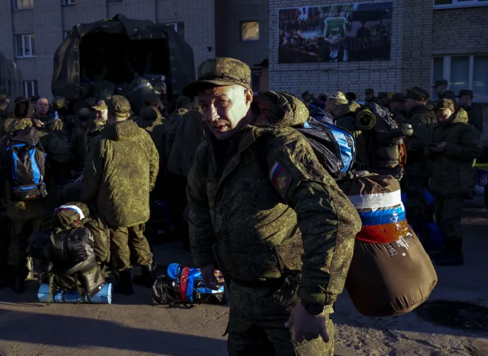A részleges mozgósítás miatt besorozott katonák várakoznak egy moszkvai laktanyában, mielőtt kiképzőközpontba szállítanák őket – Fotó: Anadolu Agency / AFP